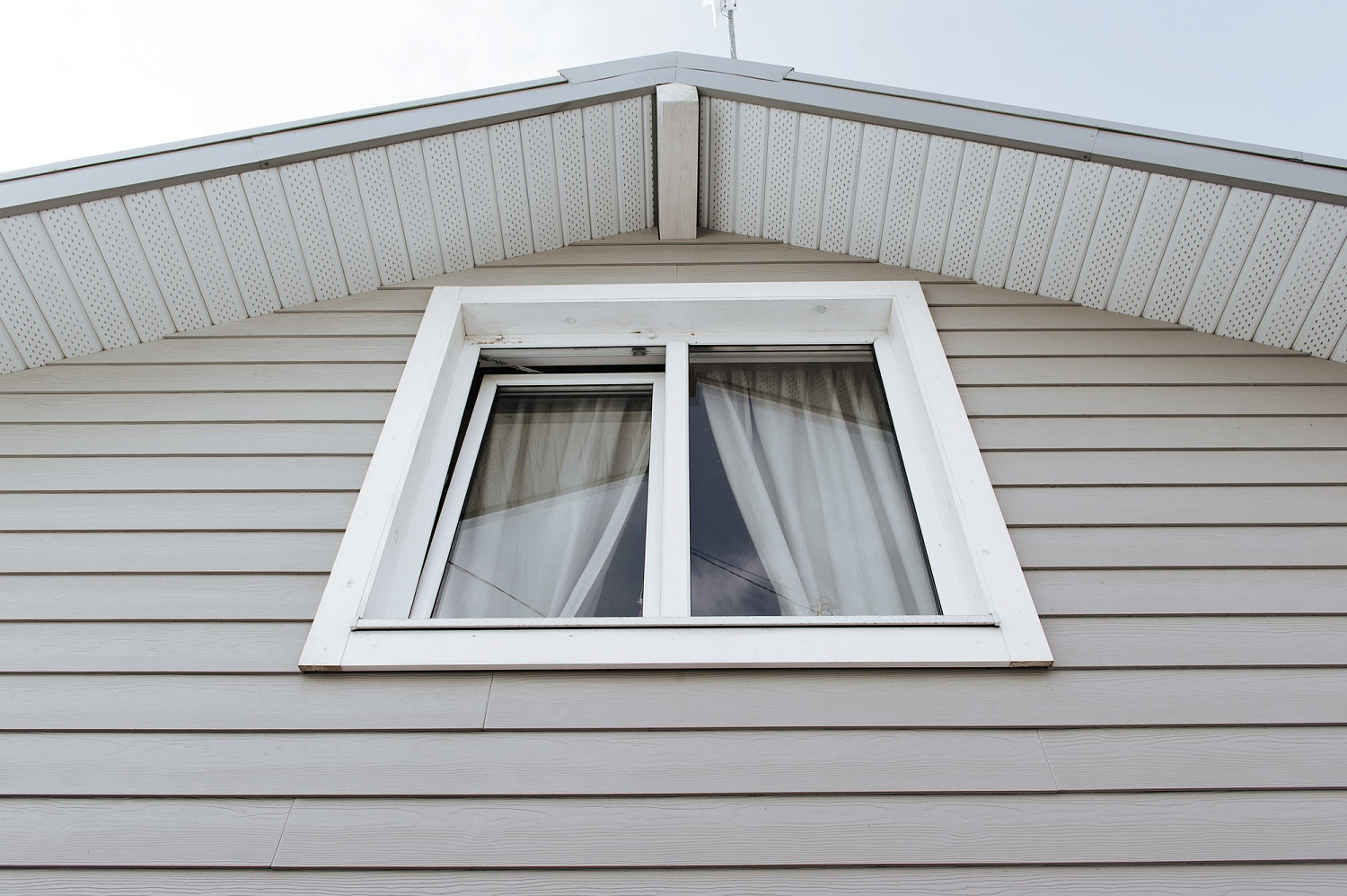 Сайдинг под дерево Cedral Wood C05 Серый минерал